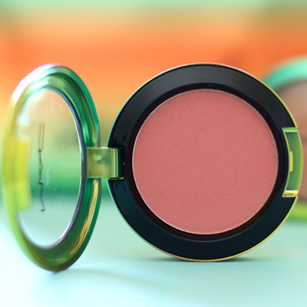 MAC Cosmetics Wash & Dry Blush in Hipness - BNIB, LE  & Discontinued